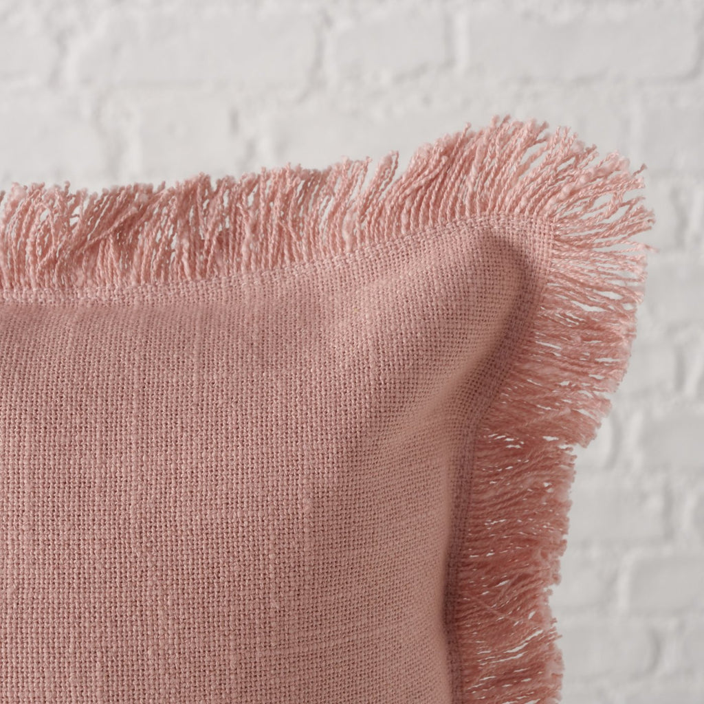 Cuscino quadrato rosa con frange Lenea
