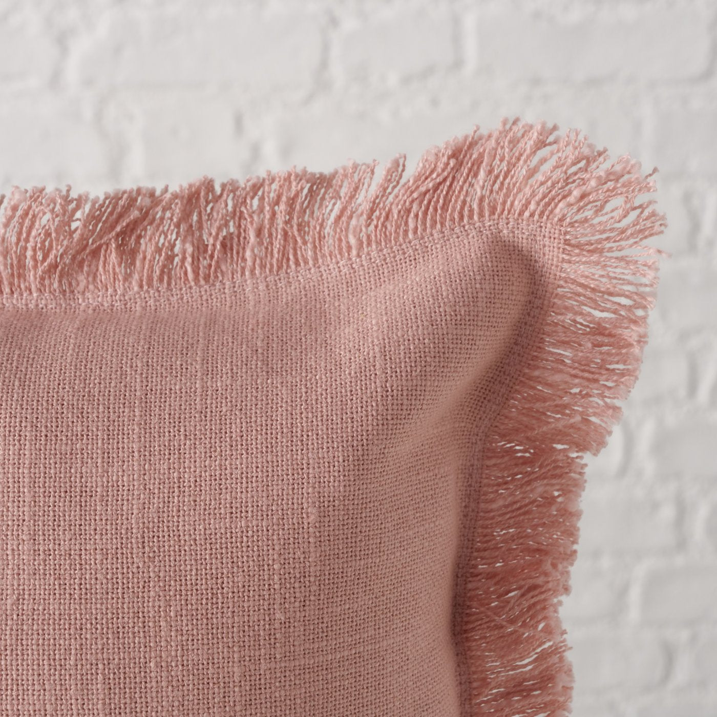 Cuscino quadrato rosa con frange Lenea